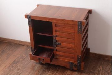 ビンテージ家具　民芸家具　栓材　総無垢材　しっかりとした横桟が目を引く車箪笥(帳場箪笥、戸棚)(R-036820)
