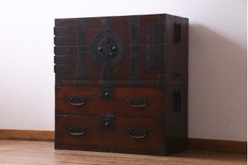 アンティーク家具　和製アンティーク　ヒノキ材　重厚感の漂う十字金具が魅力の観音開き戸の重ね箪笥(衣装箪笥、引き出し)(R-036826)