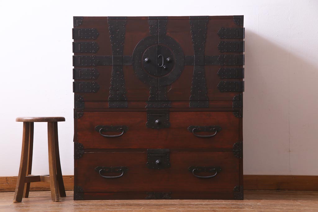 アンティーク家具　和製アンティーク　ヒノキ材　重厚感の漂う十字金具が魅力の観音開き戸の重ね箪笥(衣装箪笥、引き出し)(R-036826)