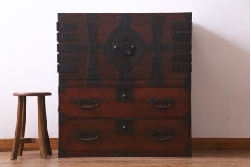 アンティーク家具　和製アンティーク　ヒノキ材　重厚感の漂う十字金具が魅力の観音開き戸の重ね箪笥(衣装箪笥、引き出し)(R-036826)