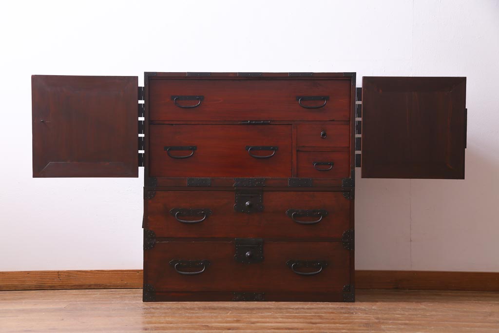 アンティーク家具　和製アンティーク　ヒノキ材　重厚感の漂う十字金具が魅力の観音開き戸の重ね箪笥(衣装箪笥、引き出し)(R-036826)