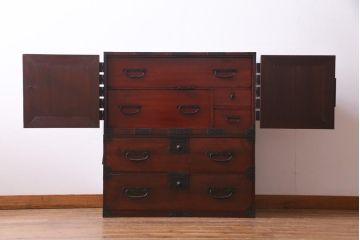 アンティーク家具　和製アンティーク　ヒノキ材　重厚感の漂う十字金具が魅力の観音開き戸の重ね箪笥(衣装箪笥、引き出し)(R-036826)