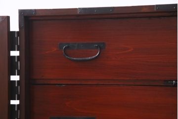 アンティーク家具　和製アンティーク　ヒノキ材　重厚感の漂う十字金具が魅力の観音開き戸の重ね箪笥(衣装箪笥、引き出し)(R-036826)