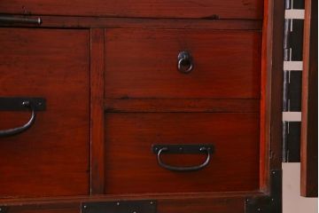 アンティーク家具　和製アンティーク　ヒノキ材　重厚感の漂う十字金具が魅力の観音開き戸の重ね箪笥(衣装箪笥、引き出し)(R-036826)