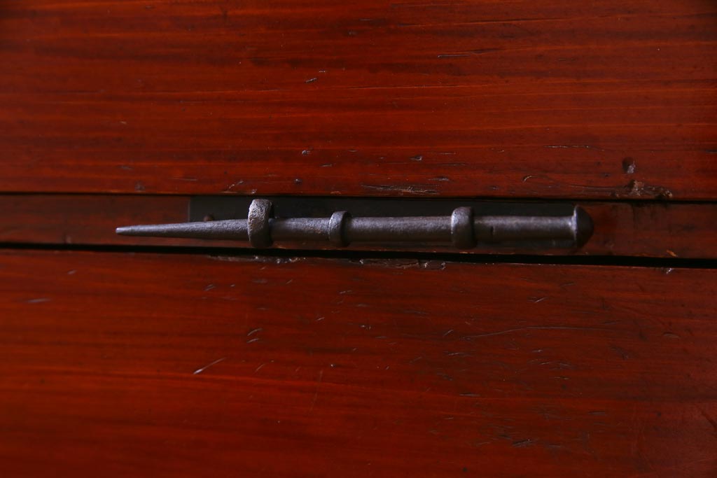 アンティーク家具　和製アンティーク　ヒノキ材　重厚感の漂う十字金具が魅力の観音開き戸の重ね箪笥(衣装箪笥、引き出し)(R-036826)