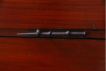 アンティーク家具　和製アンティーク　ヒノキ材　重厚感の漂う十字金具が魅力の観音開き戸の重ね箪笥(衣装箪笥、引き出し)(R-036826)