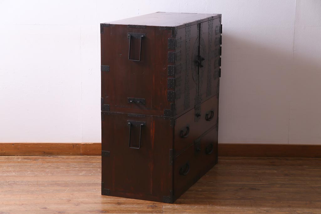 アンティーク家具　和製アンティーク　ヒノキ材　重厚感の漂う十字金具が魅力の観音開き戸の重ね箪笥(衣装箪笥、引き出し)(R-036826)