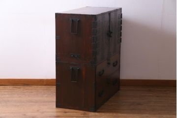 アンティーク家具　和製アンティーク　ヒノキ材　重厚感の漂う十字金具が魅力の観音開き戸の重ね箪笥(衣装箪笥、引き出し)(R-036826)