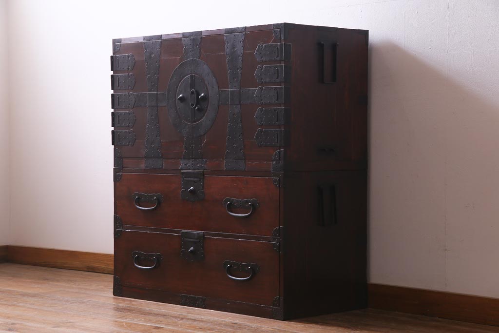 アンティーク家具　和製アンティーク　ヒノキ材　重厚感の漂う十字金具が魅力の観音開き戸の重ね箪笥(衣装箪笥、引き出し)(R-036826)