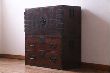 アンティーク家具　和製アンティーク　ヒノキ材　重厚感の漂う十字金具が魅力の観音開き戸の重ね箪笥(衣装箪笥、引き出し)(R-036826)