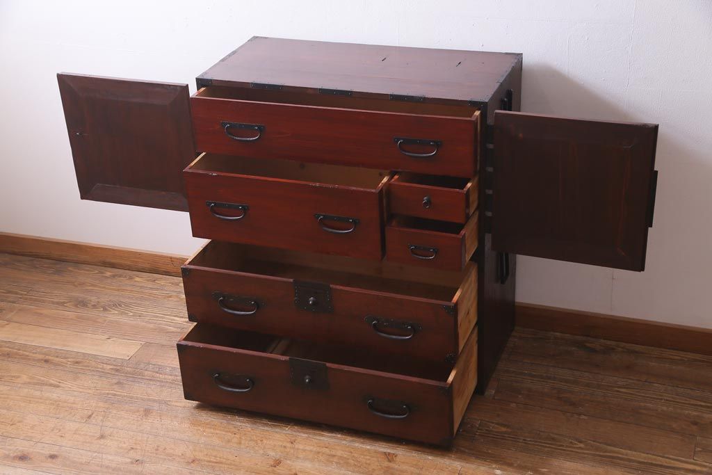 アンティーク家具　和製アンティーク　ヒノキ材　重厚感の漂う十字金具が魅力の観音開き戸の重ね箪笥(衣装箪笥、引き出し)(R-036826)