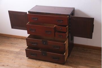 アンティーク家具　和製アンティーク　ヒノキ材　重厚感の漂う十字金具が魅力の観音開き戸の重ね箪笥(衣装箪笥、引き出し)(R-036826)