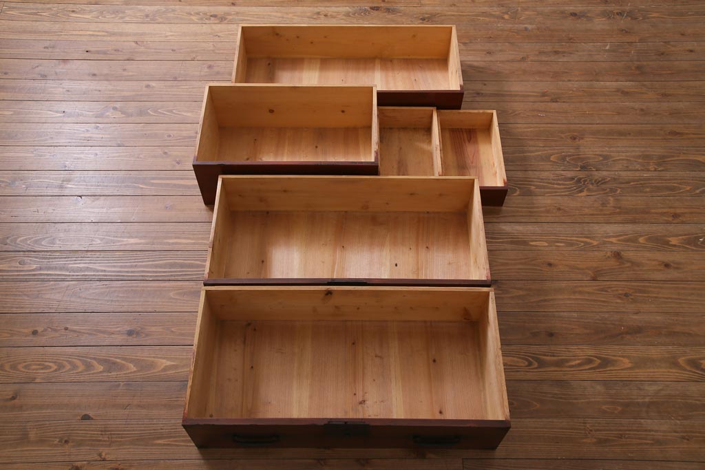 アンティーク家具　和製アンティーク　ヒノキ材　重厚感の漂う十字金具が魅力の観音開き戸の重ね箪笥(衣装箪笥、引き出し)(R-036826)