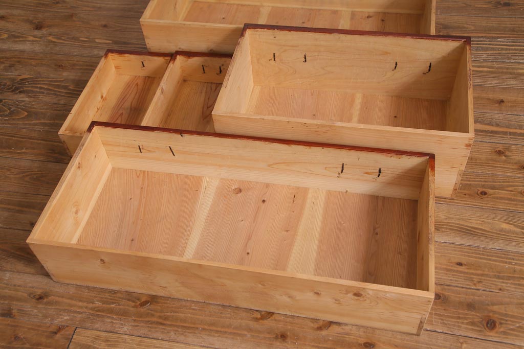 アンティーク家具　和製アンティーク　ヒノキ材　重厚感の漂う十字金具が魅力の観音開き戸の重ね箪笥(衣装箪笥、引き出し)(R-036826)