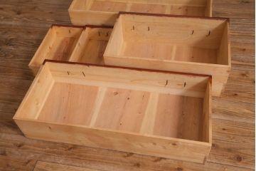 アンティーク家具　和製アンティーク　ヒノキ材　重厚感の漂う十字金具が魅力の観音開き戸の重ね箪笥(衣装箪笥、引き出し)(R-036826)