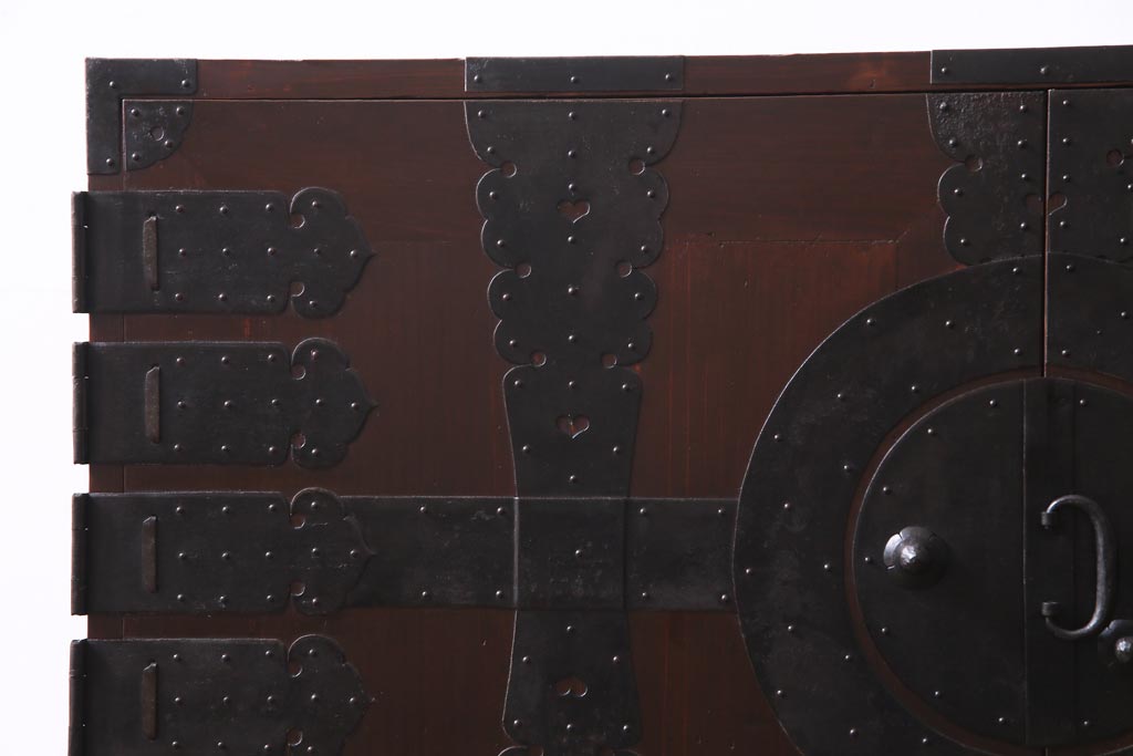 アンティーク家具　和製アンティーク　ヒノキ材　重厚感の漂う十字金具が魅力の観音開き戸の重ね箪笥(衣装箪笥、引き出し)(R-036826)