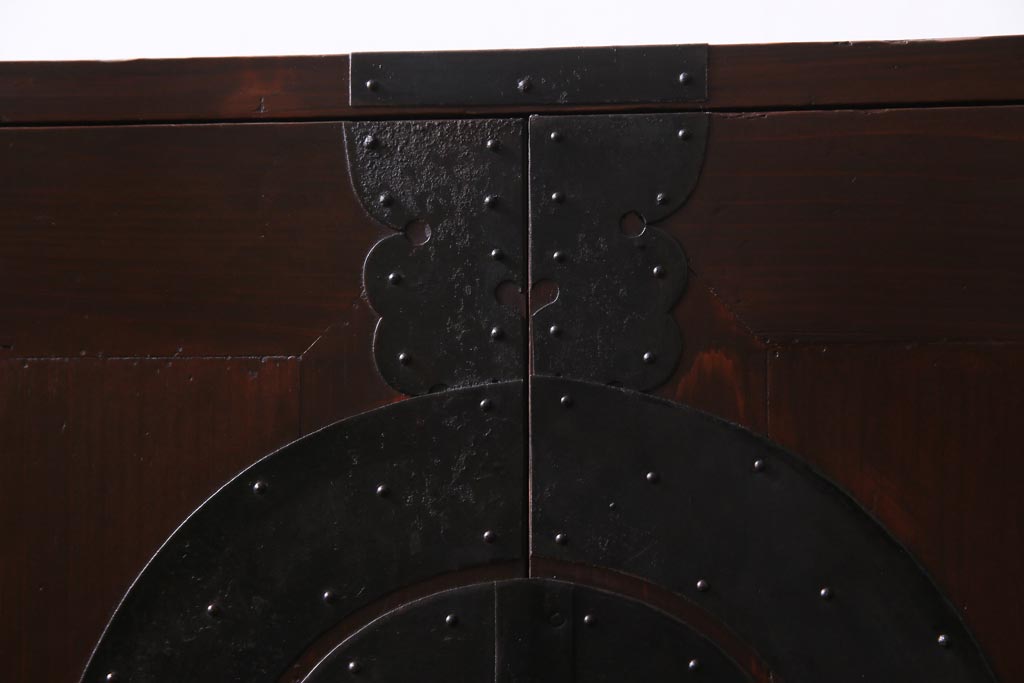 アンティーク家具　和製アンティーク　ヒノキ材　重厚感の漂う十字金具が魅力の観音開き戸の重ね箪笥(衣装箪笥、引き出し)(R-036826)