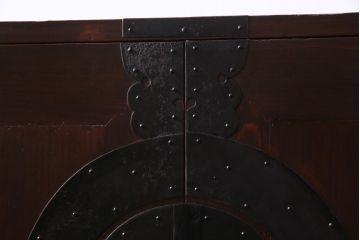 アンティーク家具　和製アンティーク　ヒノキ材　重厚感の漂う十字金具が魅力の観音開き戸の重ね箪笥(衣装箪笥、引き出し)(R-036826)