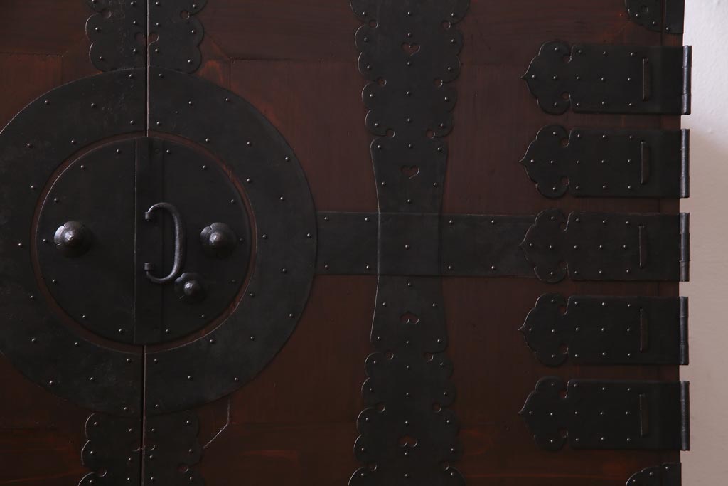 アンティーク家具　和製アンティーク　ヒノキ材　重厚感の漂う十字金具が魅力の観音開き戸の重ね箪笥(衣装箪笥、引き出し)(R-036826)