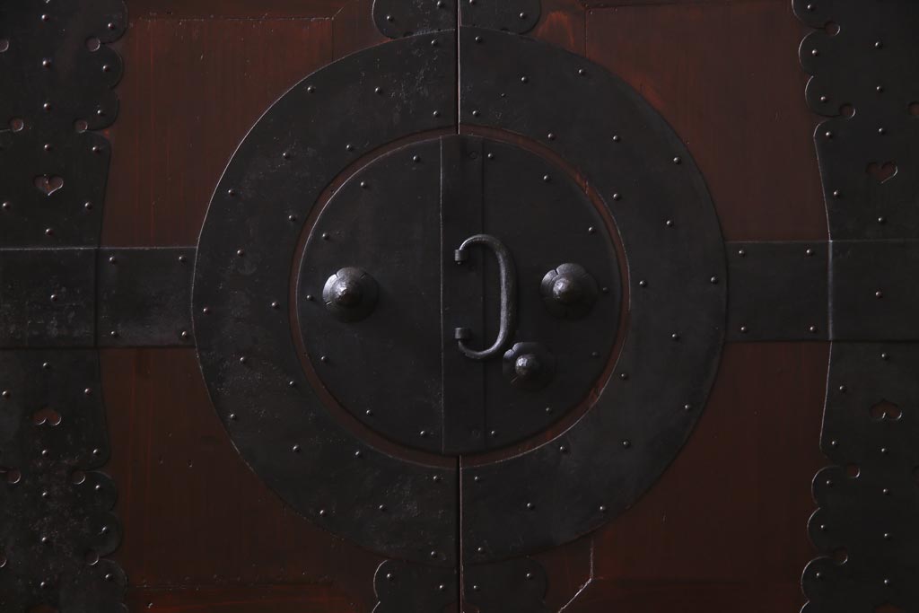 アンティーク家具　和製アンティーク　ヒノキ材　重厚感の漂う十字金具が魅力の観音開き戸の重ね箪笥(衣装箪笥、引き出し)(R-036826)