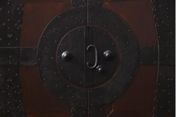 アンティーク家具　和製アンティーク　ヒノキ材　重厚感の漂う十字金具が魅力の観音開き戸の重ね箪笥(衣装箪笥、引き出し)(R-036826)