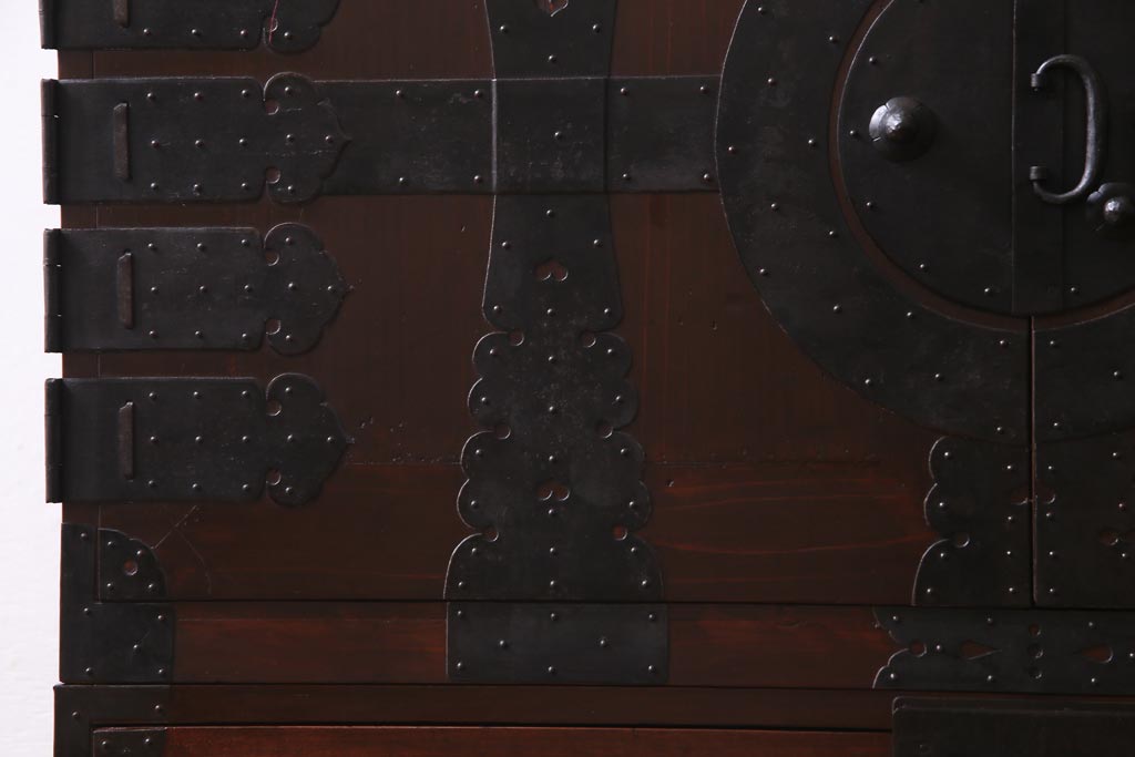 アンティーク家具　和製アンティーク　ヒノキ材　重厚感の漂う十字金具が魅力の観音開き戸の重ね箪笥(衣装箪笥、引き出し)(R-036826)