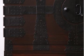 アンティーク家具　和製アンティーク　ヒノキ材　重厚感の漂う十字金具が魅力の観音開き戸の重ね箪笥(衣装箪笥、引き出し)(R-036826)