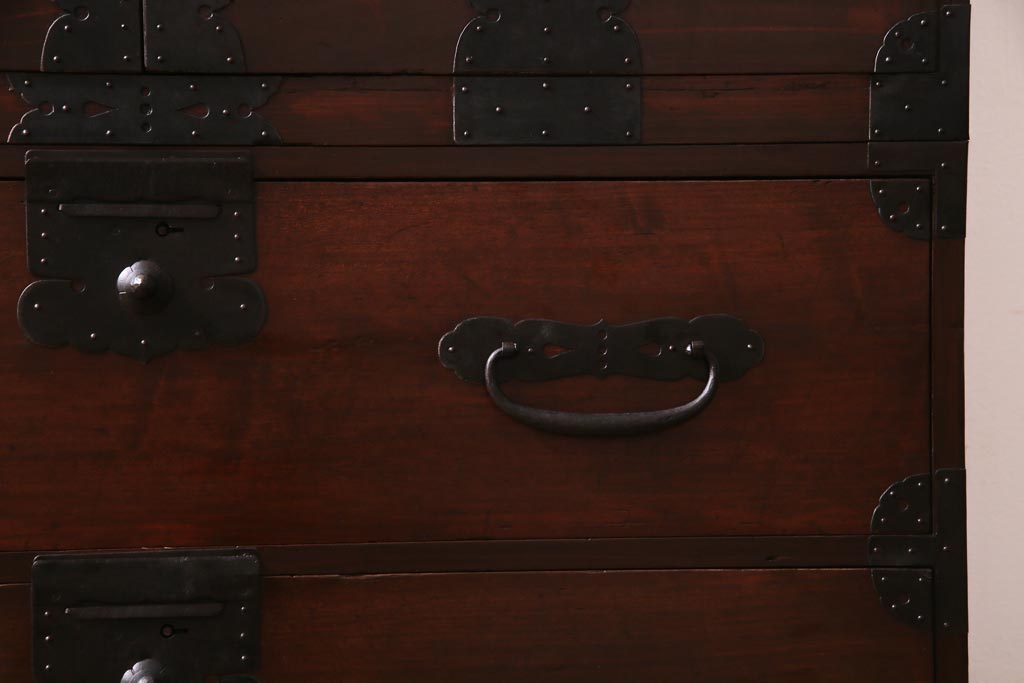 アンティーク家具　和製アンティーク　ヒノキ材　重厚感の漂う十字金具が魅力の観音開き戸の重ね箪笥(衣装箪笥、引き出し)(R-036826)