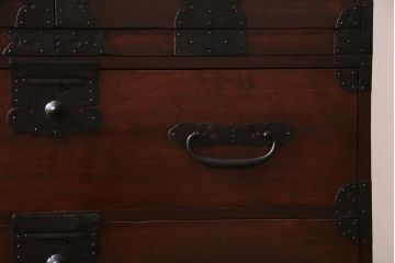 アンティーク家具　和製アンティーク　ヒノキ材　重厚感の漂う十字金具が魅力の観音開き戸の重ね箪笥(衣装箪笥、引き出し)(R-036826)