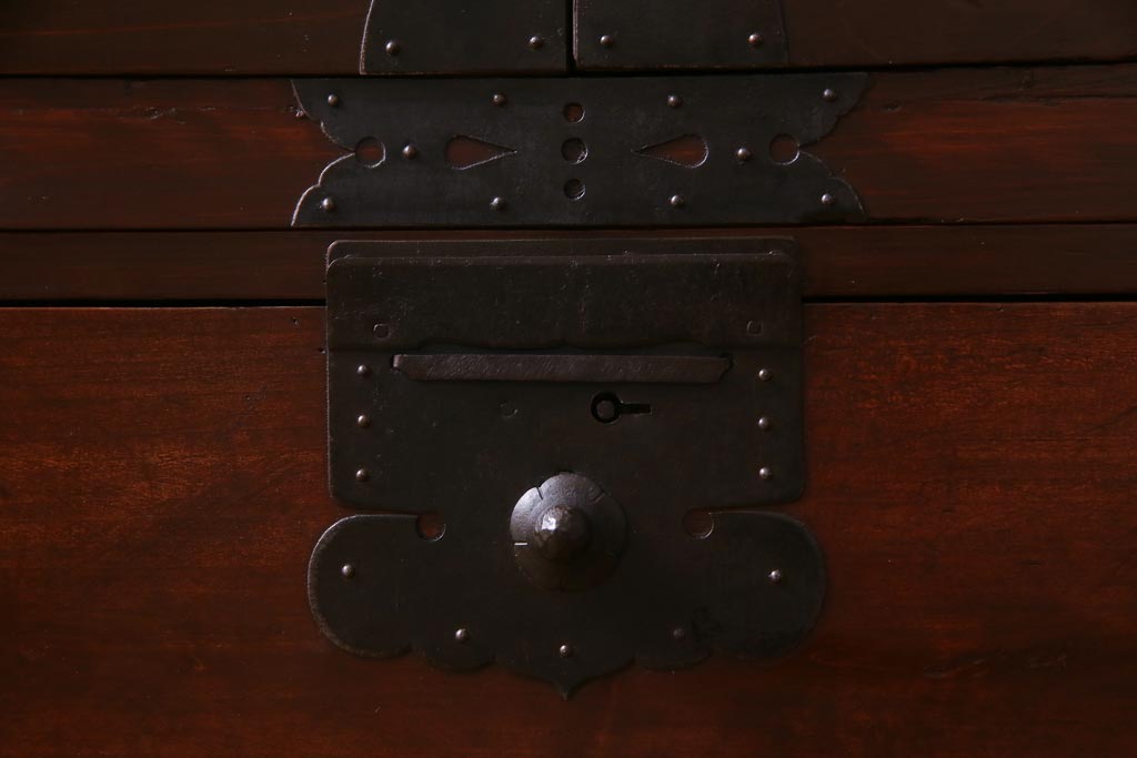 アンティーク家具　和製アンティーク　ヒノキ材　重厚感の漂う十字金具が魅力の観音開き戸の重ね箪笥(衣装箪笥、引き出し)(R-036826)