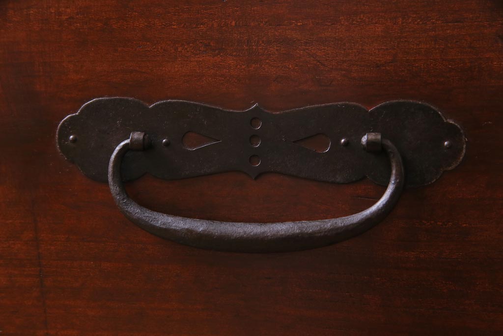 アンティーク家具　和製アンティーク　ヒノキ材　重厚感の漂う十字金具が魅力の観音開き戸の重ね箪笥(衣装箪笥、引き出し)(R-036826)