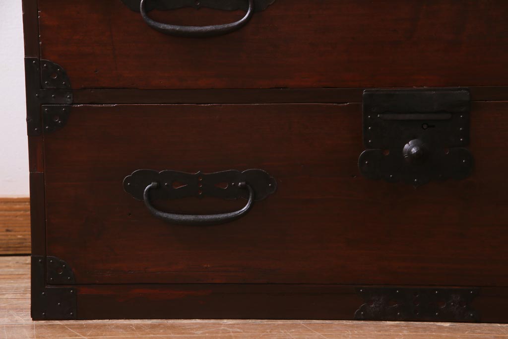 アンティーク家具　和製アンティーク　ヒノキ材　重厚感の漂う十字金具が魅力の観音開き戸の重ね箪笥(衣装箪笥、引き出し)(R-036826)