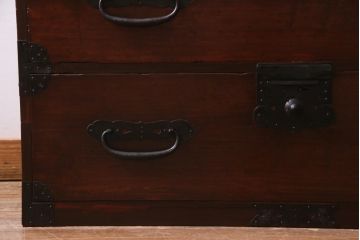 アンティーク家具　和製アンティーク　ヒノキ材　重厚感の漂う十字金具が魅力の観音開き戸の重ね箪笥(衣装箪笥、引き出し)(R-036826)