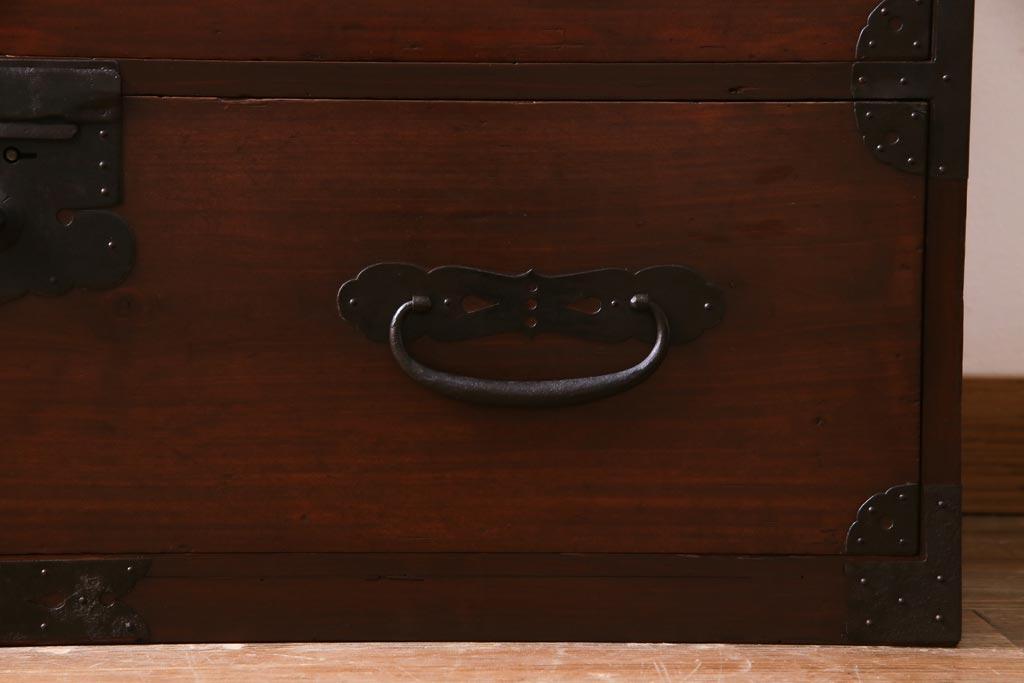 アンティーク家具　和製アンティーク　ヒノキ材　重厚感の漂う十字金具が魅力の観音開き戸の重ね箪笥(衣装箪笥、引き出し)(R-036826)