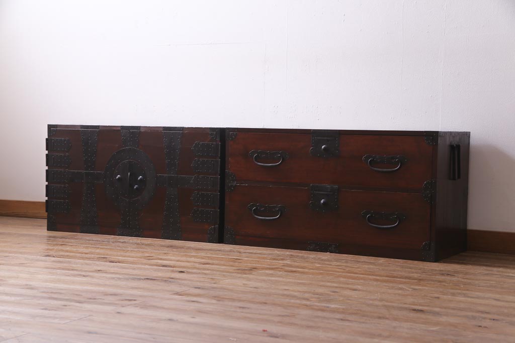 アンティーク家具　和製アンティーク　ヒノキ材　重厚感の漂う十字金具が魅力の観音開き戸の重ね箪笥(衣装箪笥、引き出し)(R-036826)