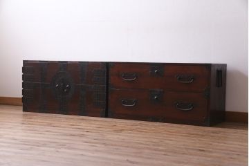 アンティーク家具　和製アンティーク　ヒノキ材　重厚感の漂う十字金具が魅力の観音開き戸の重ね箪笥(衣装箪笥、引き出し)(R-036826)