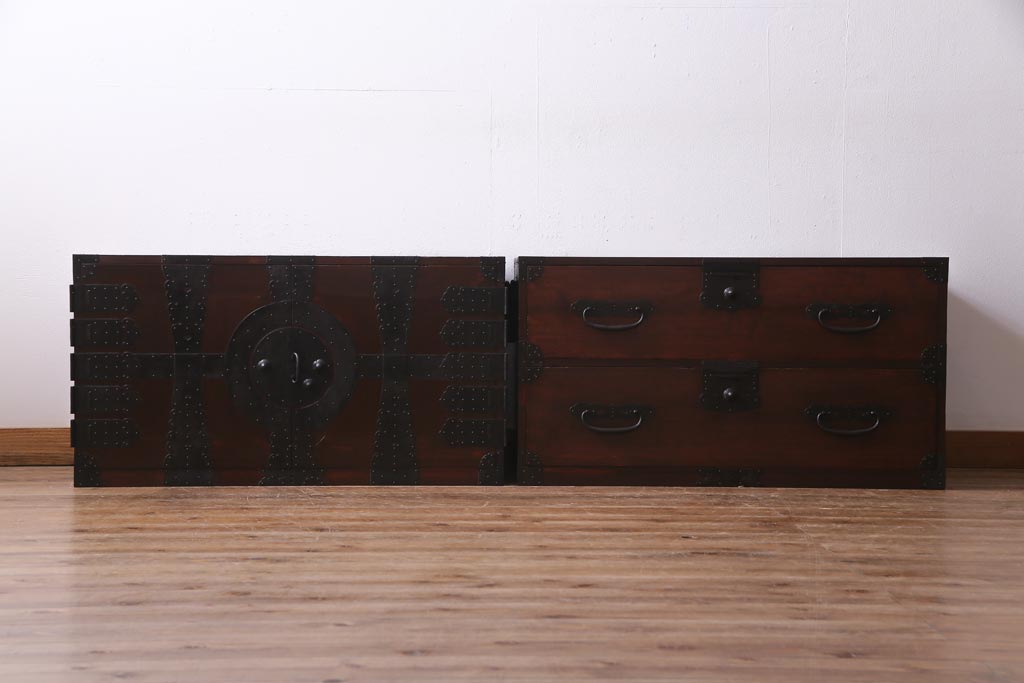 アンティーク家具　和製アンティーク　ヒノキ材　重厚感の漂う十字金具が魅力の観音開き戸の重ね箪笥(衣装箪笥、引き出し)(R-036826)