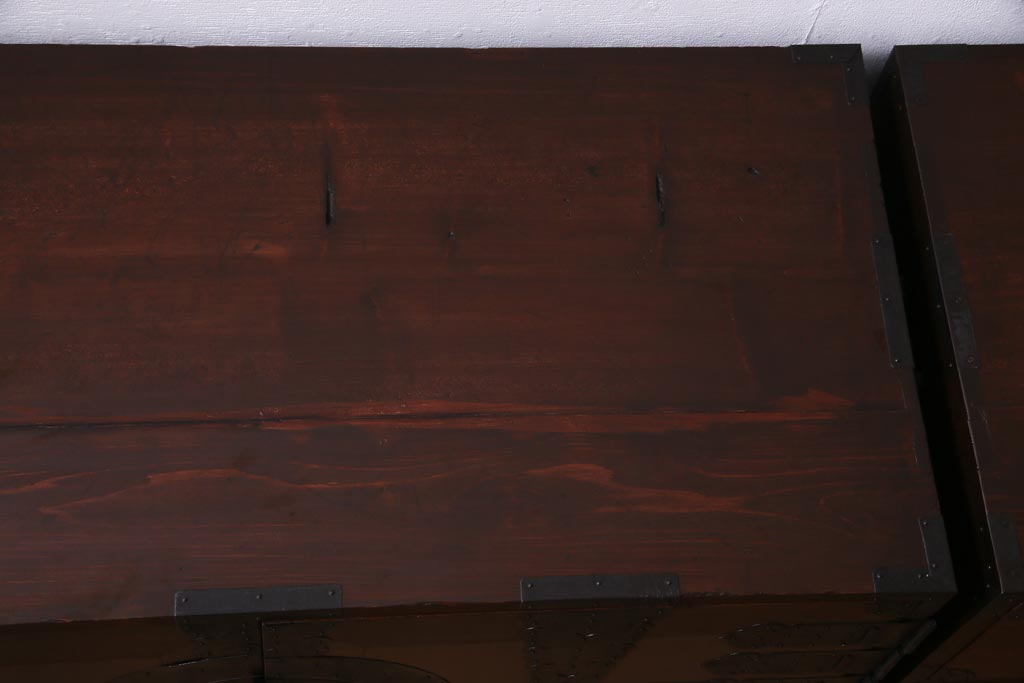 アンティーク家具　和製アンティーク　ヒノキ材　重厚感の漂う十字金具が魅力の観音開き戸の重ね箪笥(衣装箪笥、引き出し)(R-036826)