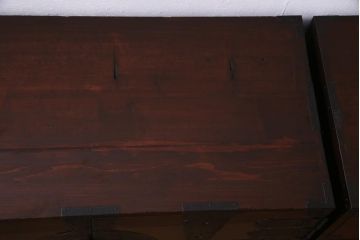 アンティーク家具　和製アンティーク　ヒノキ材　重厚感の漂う十字金具が魅力の観音開き戸の重ね箪笥(衣装箪笥、引き出し)(R-036826)