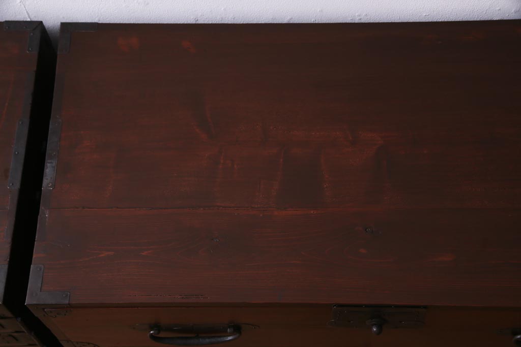 アンティーク家具　和製アンティーク　ヒノキ材　重厚感の漂う十字金具が魅力の観音開き戸の重ね箪笥(衣装箪笥、引き出し)(R-036826)