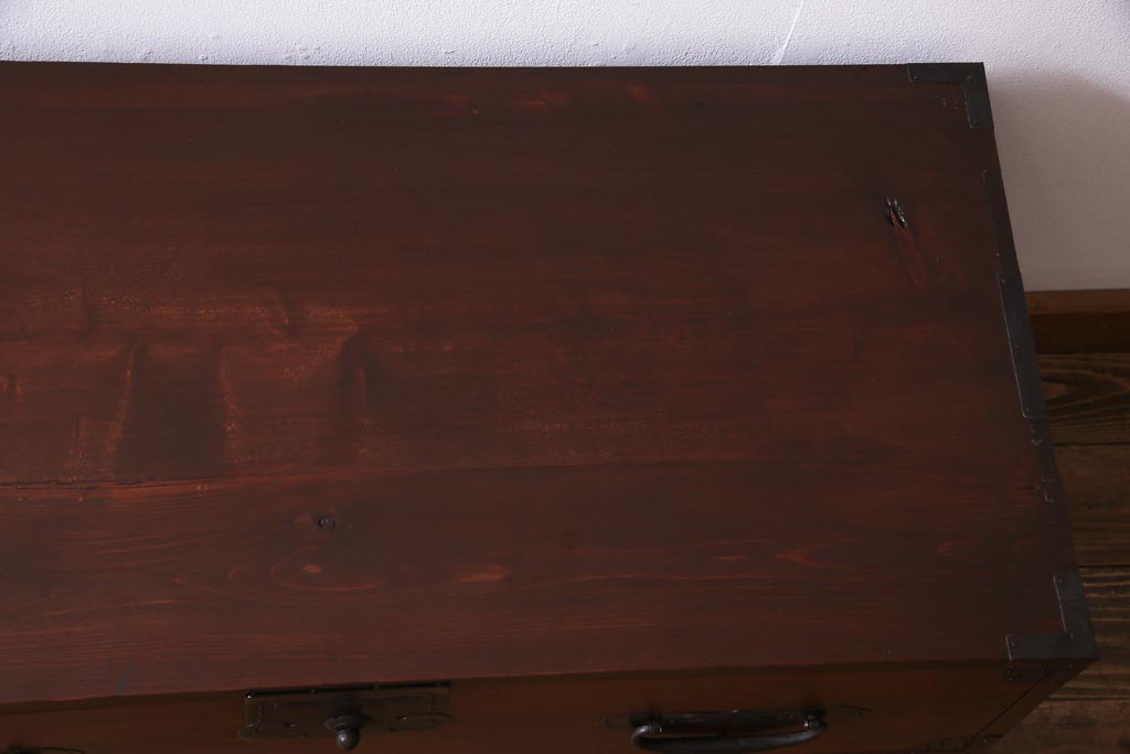 アンティーク家具　和製アンティーク　ヒノキ材　重厚感の漂う十字金具が魅力の観音開き戸の重ね箪笥(衣装箪笥、引き出し)(R-036826)