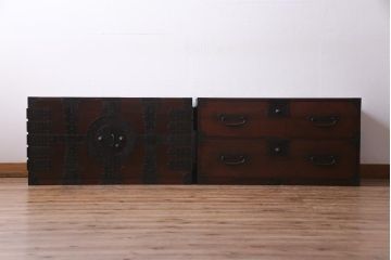 アンティーク家具　和製アンティーク　ヒノキ材　重厚感の漂う十字金具が魅力の観音開き戸の重ね箪笥(衣装箪笥、引き出し)(R-036826)