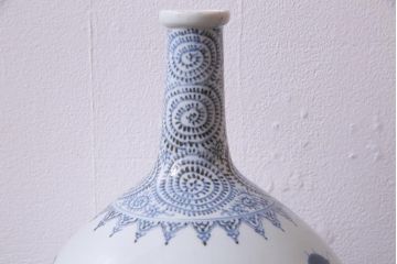 骨董　アンティーク　江戸期　古伊万里　蛸唐草花鳥図　染付徳利(花器)(R-036827)