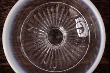 レトロ雑貨　昭和レトロ　コレクションにもぴったりなプレスガラスの乳白暈し氷コップ2個セット(プレスガラス)(R-036836)