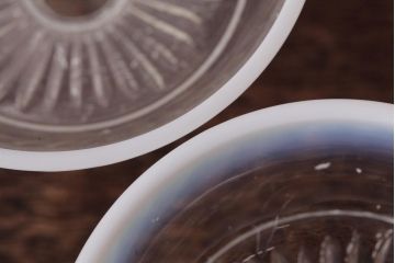 レトロ雑貨　昭和レトロ　コレクションにもぴったりなプレスガラスの乳白暈し氷コップ2個セット(プレスガラス)(R-036836)