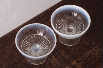 レトロ雑貨　昭和レトロ　コレクションにもぴったりなプレスガラスの乳白暈し氷コップ2個セット(プレスガラス)(R-036837)