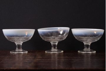 レトロ雑貨　昭和レトロ　コレクションにもぴったりなプレスガラスの乳白暈し氷コップ3個セット(プレスガラス)(R-036838)