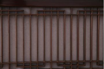 ラフジュ工房オリジナル　アンティーク建具リメイク　組子が目を引く書院戸を活かした和風キャビネット(収納棚、戸棚)(R-036840)