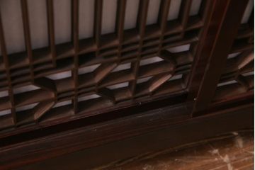 ラフジュ工房オリジナル　アンティーク建具リメイク　組子が目を引く書院戸を活かした和風キャビネット(収納棚、戸棚)(R-036840)