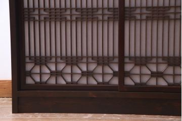 ラフジュ工房オリジナル　アンティーク建具リメイク　組子が目を引く書院戸を活かした和風キャビネット(収納棚、戸棚)(R-036841)